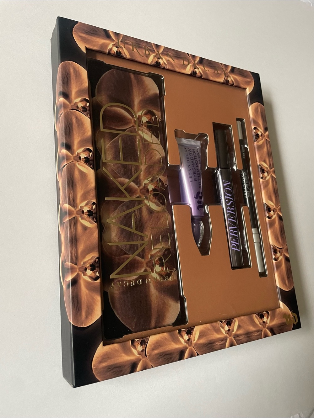 Urban Decay Eyeshadow Set with Brown and Gold Tones - Picture 5 of 7